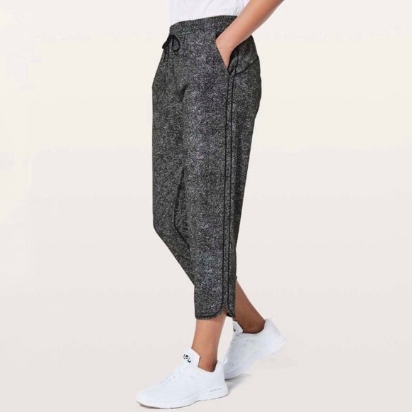 Lululemon Keep It Classic Crop White Noise Alpine White Black - Picture 4 of 11